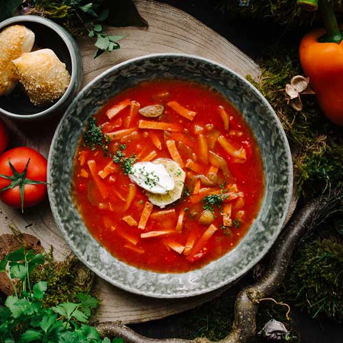 Die Suppe "Waldzauber-Soljanka" auf einem Teller von oben fotografiert.