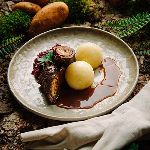 Rinderroulade – gefüllt mit Speckstreifen, Gewürzgurke und Zwiebel – dazu Apfelrotkohl, Bratensoße und Thüringer Klöße – ein deftiges, traditionelles Gericht!
