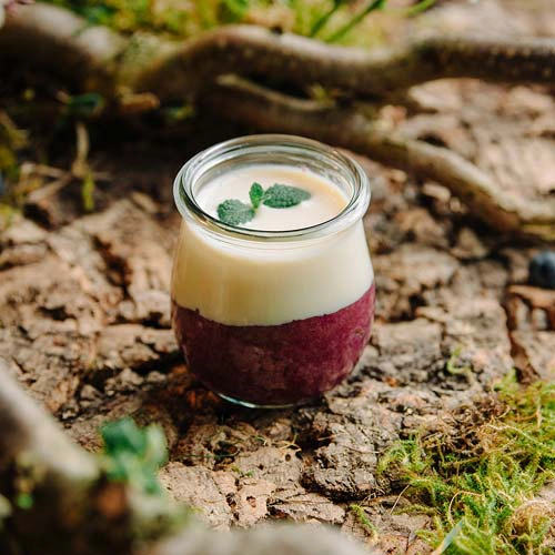 Das Dessert aus dem O´Gretel ist die "Waldliebe". Die fruchtige, süße Grütze harmoniert perfekt mit der cremigen Vanillesauce.