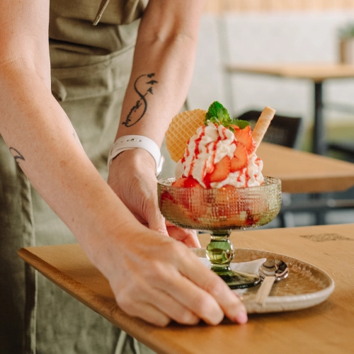 Ein Erdbeerbecher wird serviert.