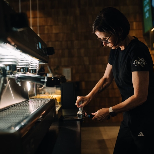 Das frisch gemahlene Kaffeepulver wird in den Siebträger gefüllt und dann mit einem Tamper (einer Art Presse) fest angedrückt, um eine gleichmäßige Oberfläche zu schaffen.