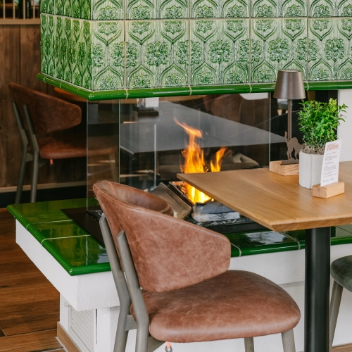 Ein Sitzplatz im O´Gretel Restaurant am Kamin, der brennt.