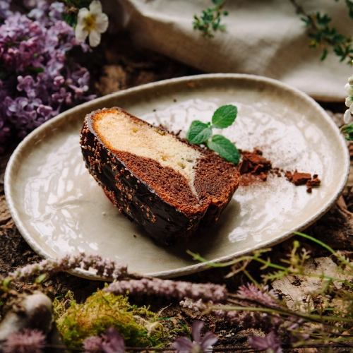 Der Mamorkuchen liegt auf deinem tollen biegen Teller. Drumherum ist Wald und Wiese.