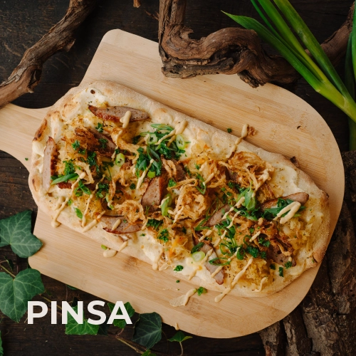 Vorschaubild für die Speisekarten_Rubrik: Pinsa. Auf dieser Pinsa ist Thüringer Rostbratwurst, Sauerkraut und Senf.
